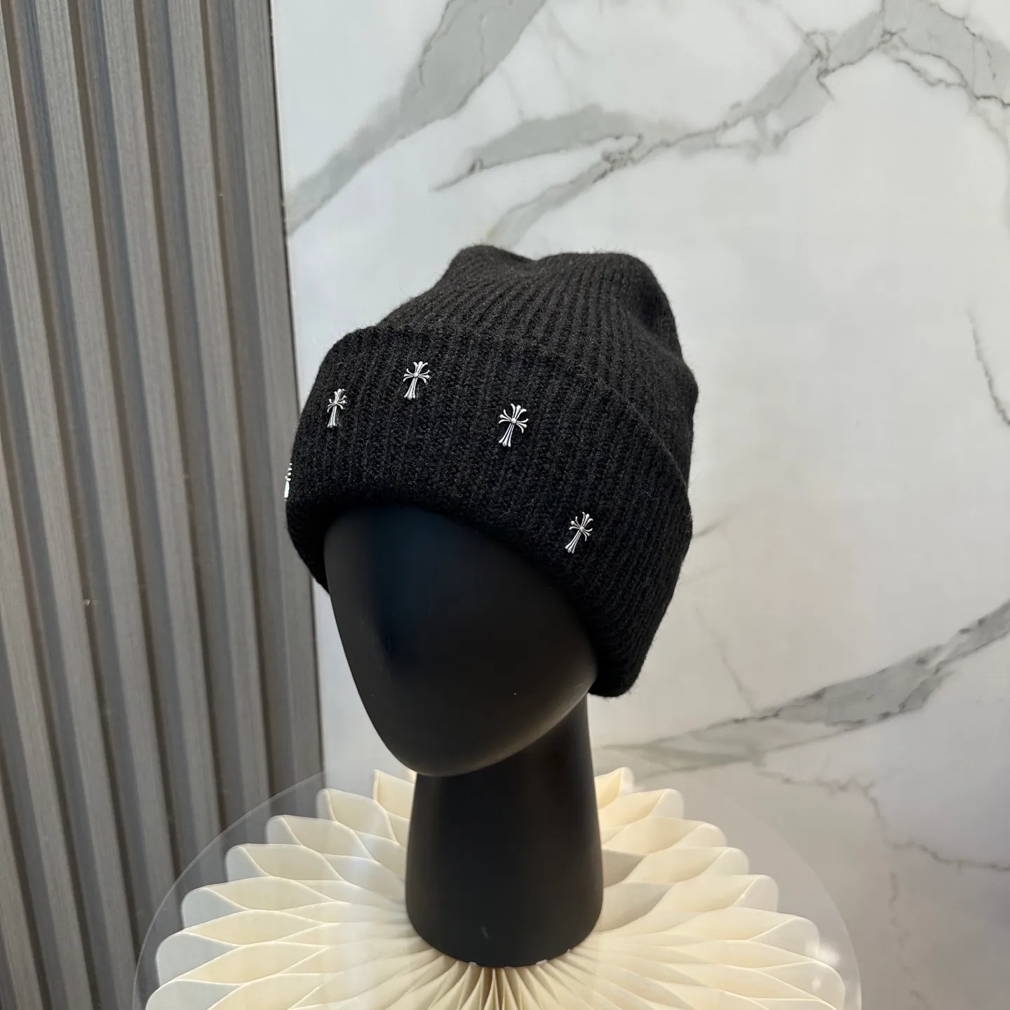 P56 🤍Chrome hearts new autumn and winter cross knitted hat🧶 One of the must-have hats in autumn and winter~ It really looks good on whoever wears it~, it is also a perfect match in black and white and gray in autumn~